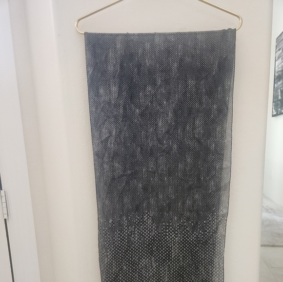 Eileen Fisher Scarf Made from lustrous silk - Picture 3 of 8